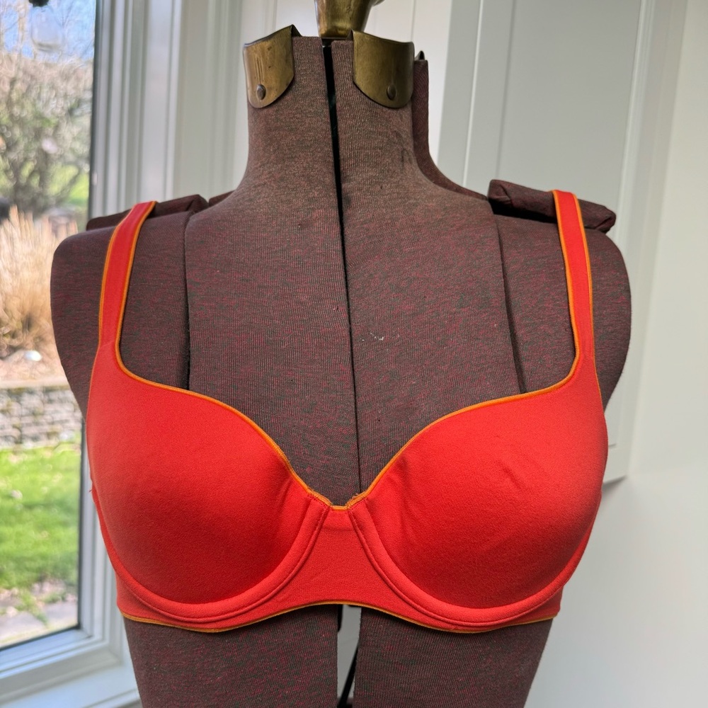 NWT!! Victoria’s Secret underwire bra, 34A melon/orange